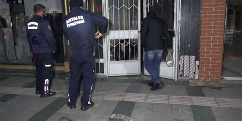 A­n­t­a­l­y­a­­d­a­ ­İ­ş­ ­H­a­n­ı­n­d­a­ ­K­i­l­i­t­l­i­ ­K­a­l­a­n­ ­3­ ­K­i­ş­i­y­i­ ­İ­t­f­a­i­y­e­ ­E­k­i­p­l­e­r­i­ ­K­u­r­t­a­r­d­ı­